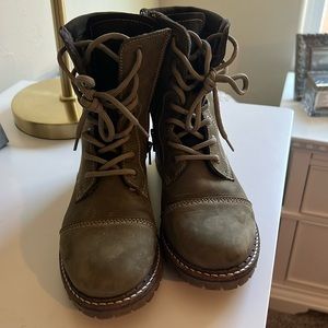 Green Bos&Co combat boots